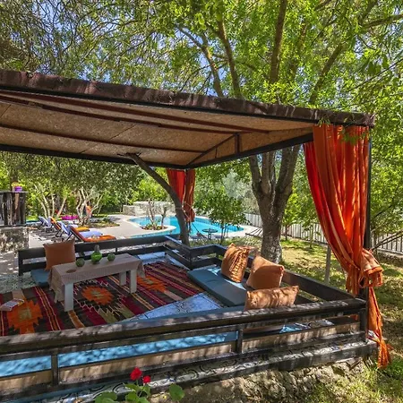 Umutsu Doga Manzarali Korunakli Balayi Villasi Fethiye