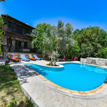 Umutsu Doğa Manzaralı Korunaklı Balayı Villası *