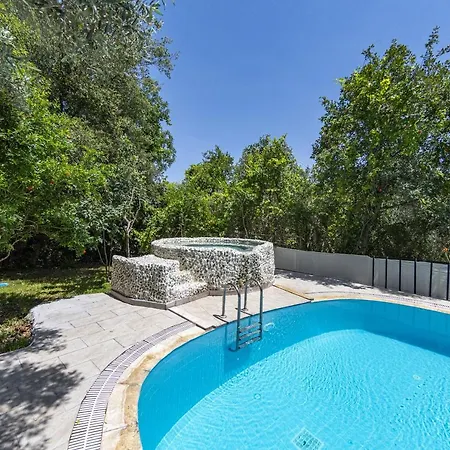 Umutsu Doğa Manzaralı Korunaklı Balayı Villası Villa